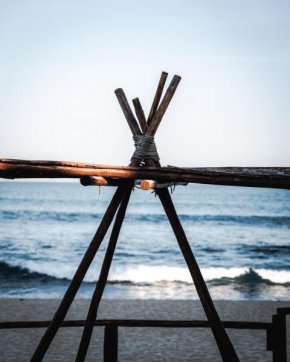 RUSTICO LOUNGE-Tipi With AC in front of the beach